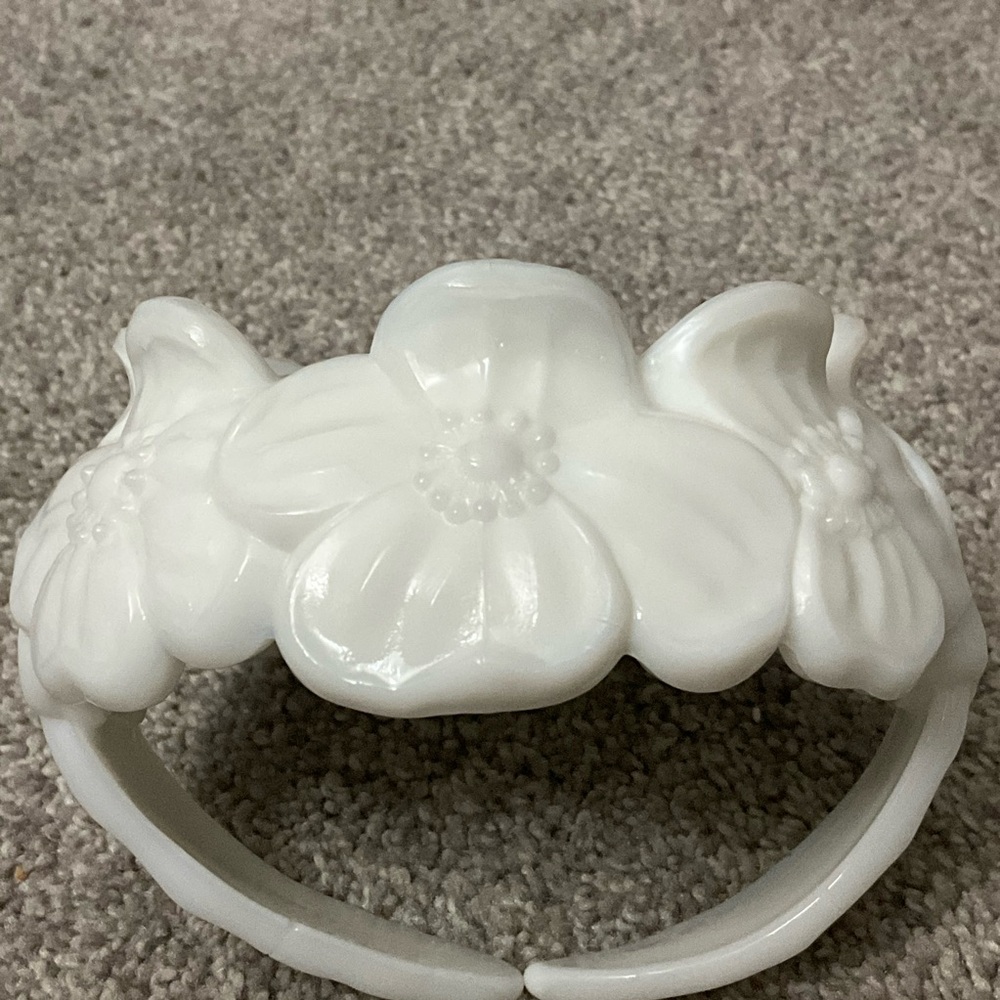 LAST CHANCE**Westmoreland Glass Dogwood Basket/Dish - Picture 4 of 8